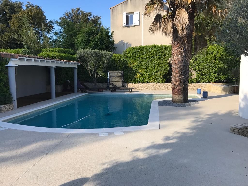 Réalisation piscine avec béton décoratif